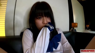 18 éves japán lány kis mellek squirts és orgazmus ujjal kibaszott és szexuális játék. Ázsiai lány iskolai cosplay jelmezben szopik az amatőr videóban. Mao 7 OSAKAPORN
